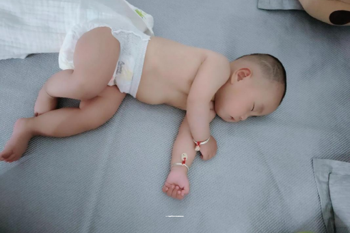 林州宝宝睡觉爱翻身 林州宝宝睡觉爱翻身