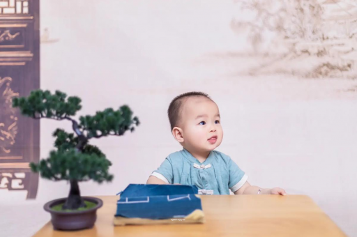 林州怀孕肚子中间凹两边凸